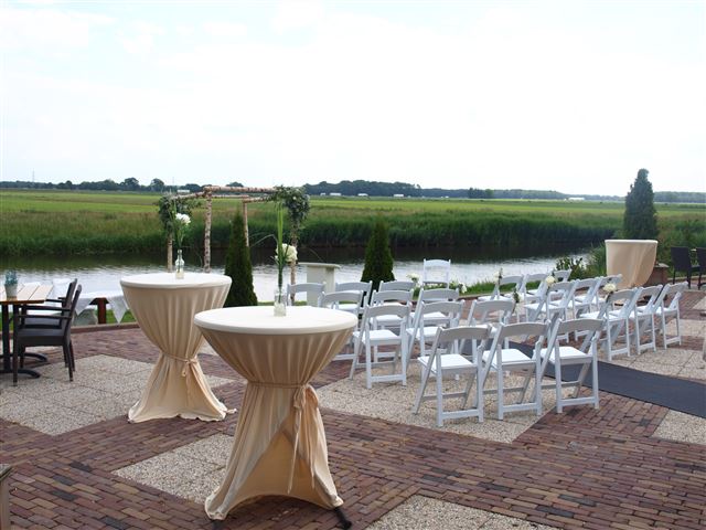 opstelling op het terras aan de waterkant